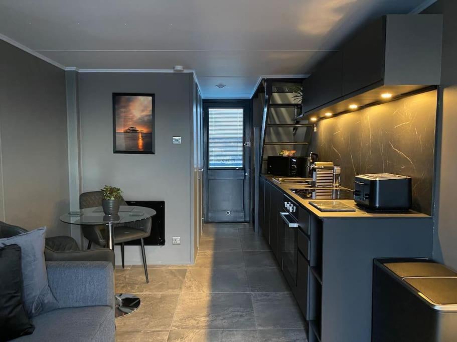 Seascape - Floating Home At Brighton Marina With Free Parking Exterior photo