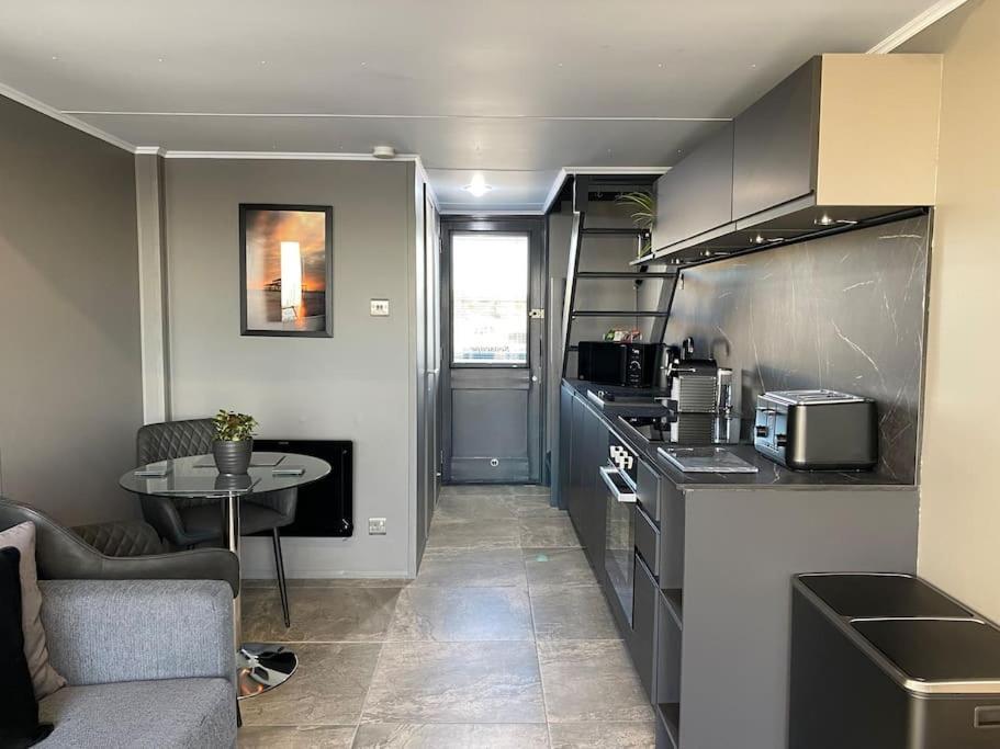 Seascape - Floating Home At Brighton Marina With Free Parking Exterior photo