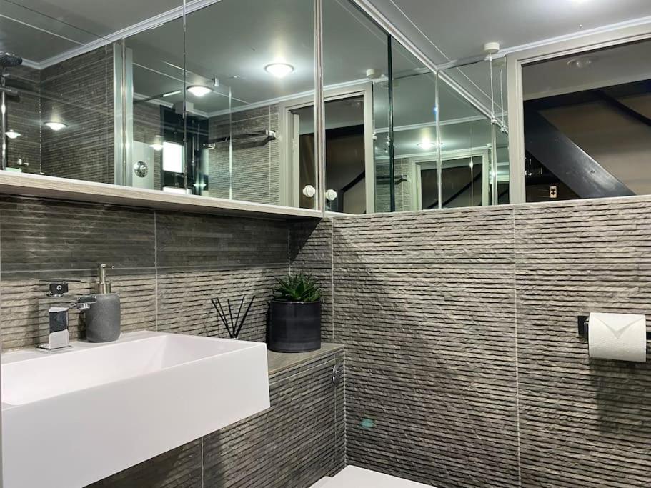Seascape - Floating Home At Brighton Marina With Free Parking Exterior photo
