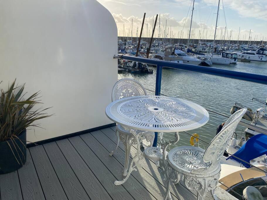 Seascape - Floating Home At Brighton Marina With Free Parking Exterior photo