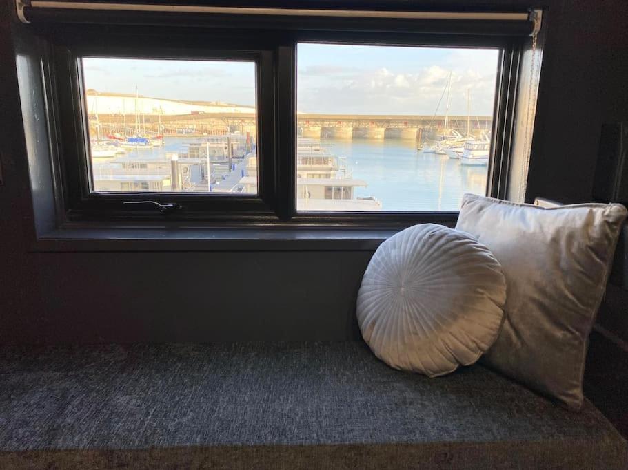 Seascape - Floating Home At Brighton Marina With Free Parking Exterior photo