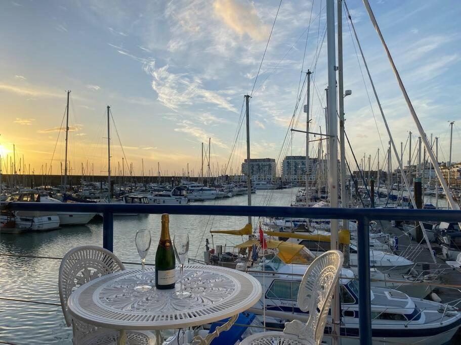 Seascape - Floating Home At Brighton Marina With Free Parking Exterior photo