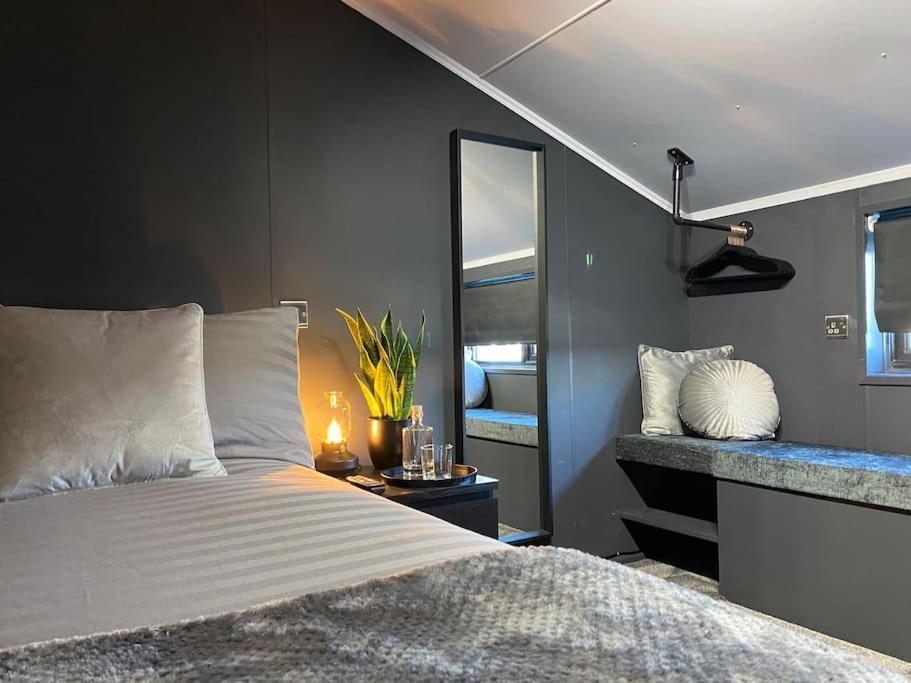 Seascape - Floating Home At Brighton Marina With Free Parking Exterior photo