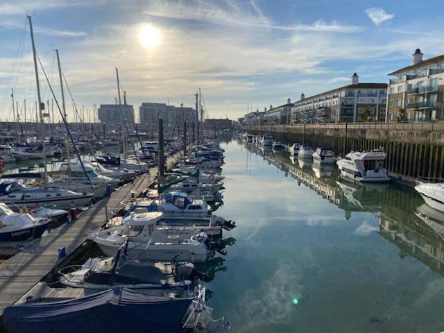 Seascape - Floating Home At Brighton Marina With Free Parking Exterior photo